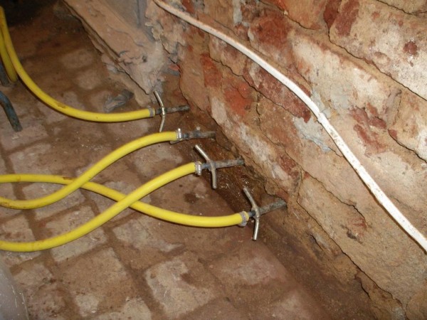 Iniekcja niskociśnienowa - osuszanie budynku chemiabudowlana.info