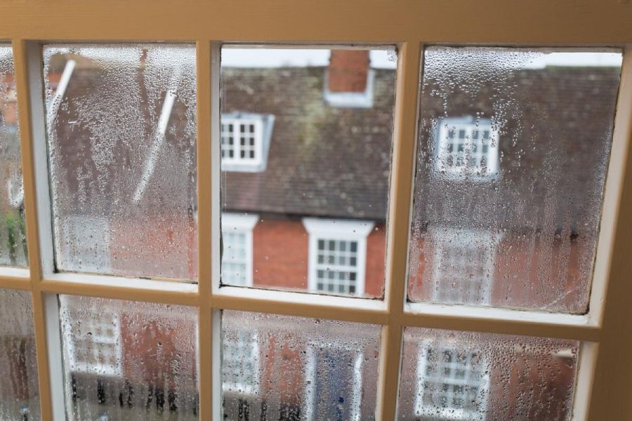 Nieszczelne i stare okna mogą łatwo zaparować przy dużej wilgotności